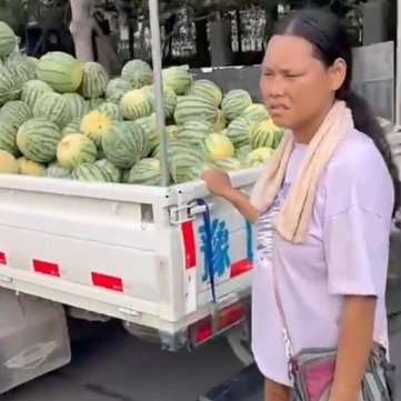 河南患癌妈妈身挂尿袋带娃卖西瓜