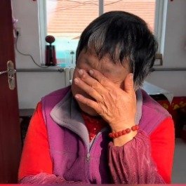 儿媳偷送金耳环婆婆笑着笑着就哭了