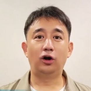 黄磊现身为苏超南通队加油