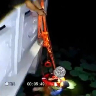 女子跳河轻生民警生死托举