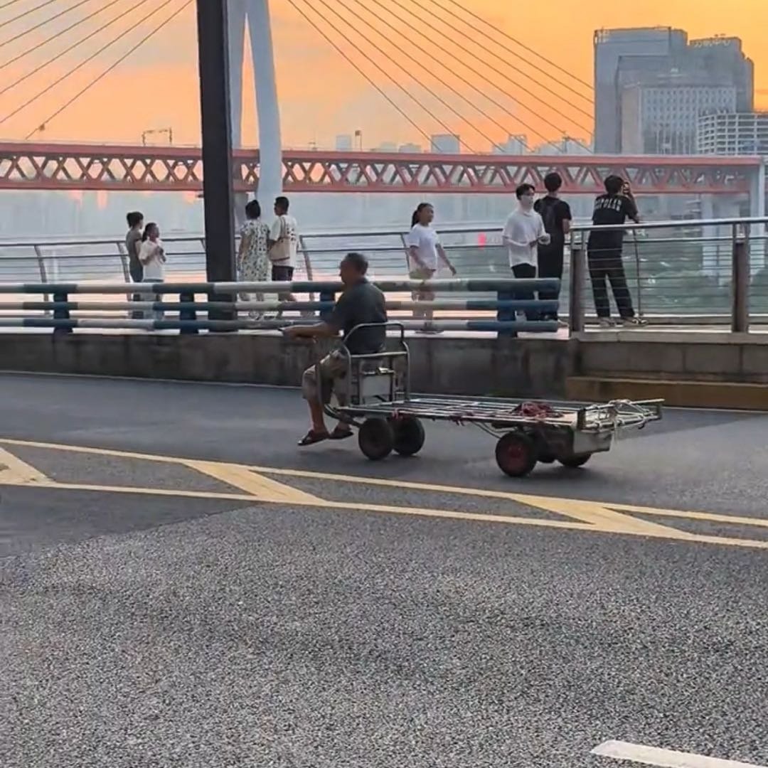 重庆一大爷自制小车在街上遛弯