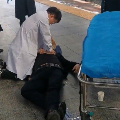 男子赶高铁心脏骤停他们合力救援