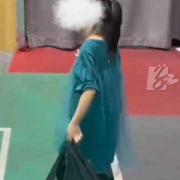 小女孩帮保洁妈妈在球场捡瓶子