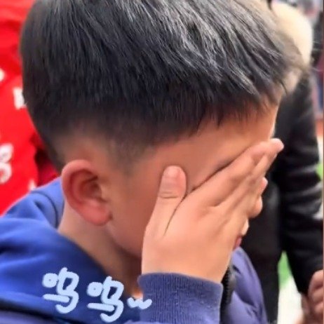 哥哥入伍弟弟扎进怀里哭成泪人