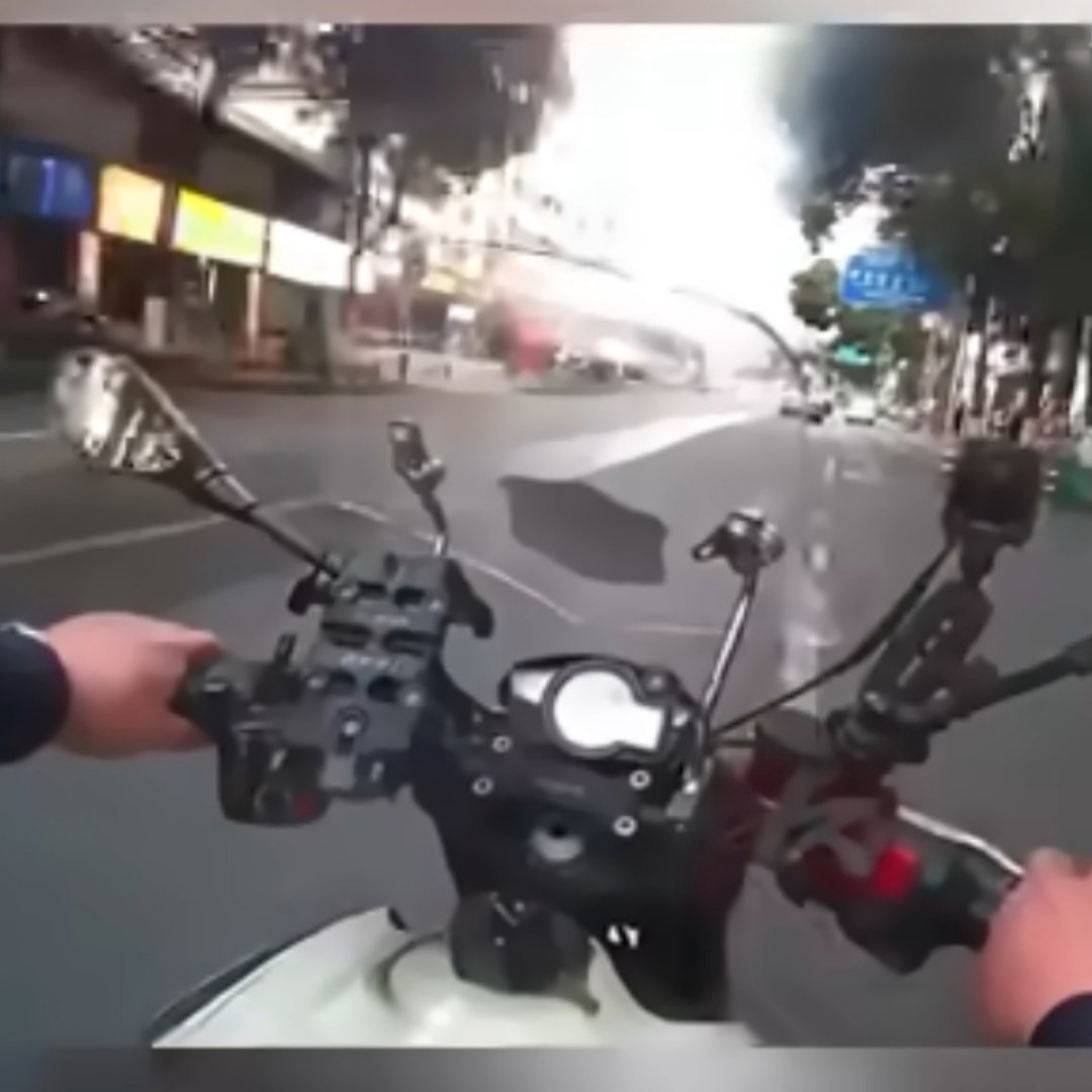 孕妇急需就医交警开道护航