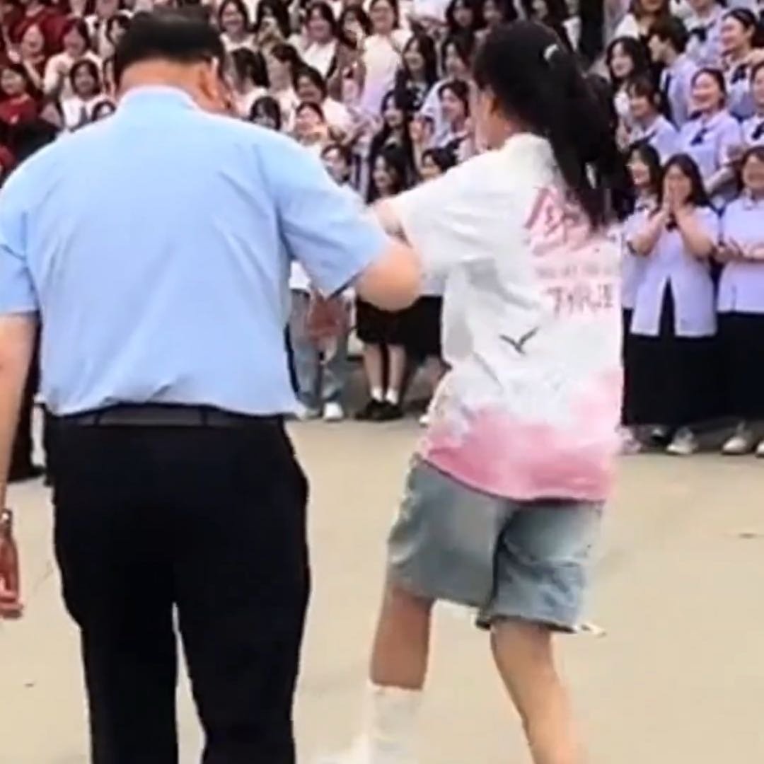 校长搀扶受伤同学拍摄毕业照