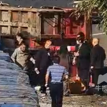 浙A苏E联手12人救出货车司机