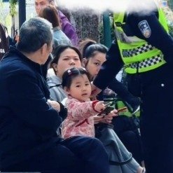 3岁萌娃嫌舅舅抽烟找警察告状