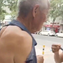 女儿为给爸爸买新衣故意撕烂旧衣服