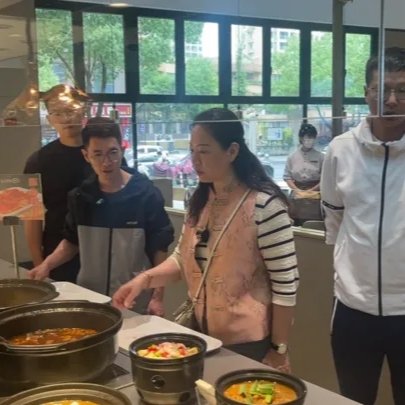 学校把学生想吃的校外美食做成食堂菜