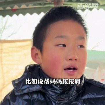 懂事兄妹周末出摊8小时帮妈妈擀饺子皮