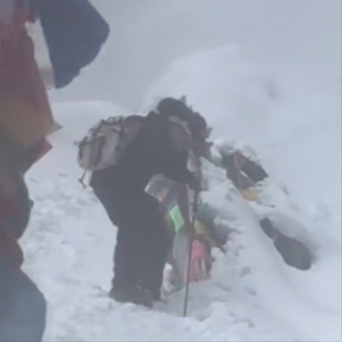 雪崩时刻00后四川小伙勇救受伤军人