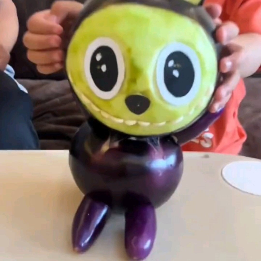 爷爷用茄子给孙子做Labubu