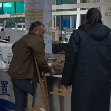 工作人员为残疾大哥开通绿色通道