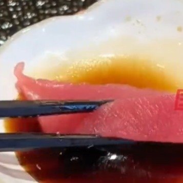 男子一个月内频繁吃生鱼片眼内现数条活虫