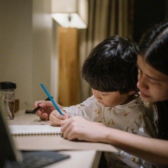 月入4万的外包父母正掏空孩子的童年