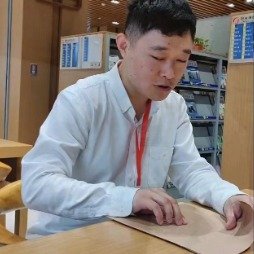 成天野的男孩失明后去诗和远方里撒野