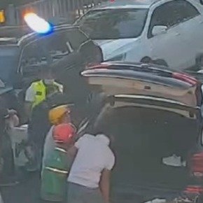 行人被压车底路人齐喊口号抬车