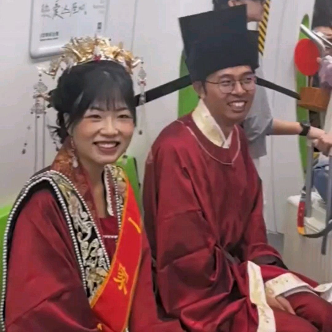贵阳一对新人坐地铁去结婚