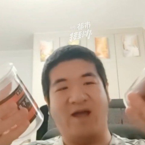 男子吐槽网购2斤鸡肉干1斤都是罐