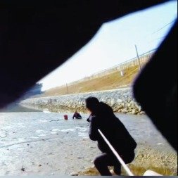 男子捡河蚌深陷泥潭民警拔河式救回
