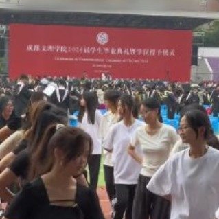 毕业典礼遇华尔兹青春交替让人泪目