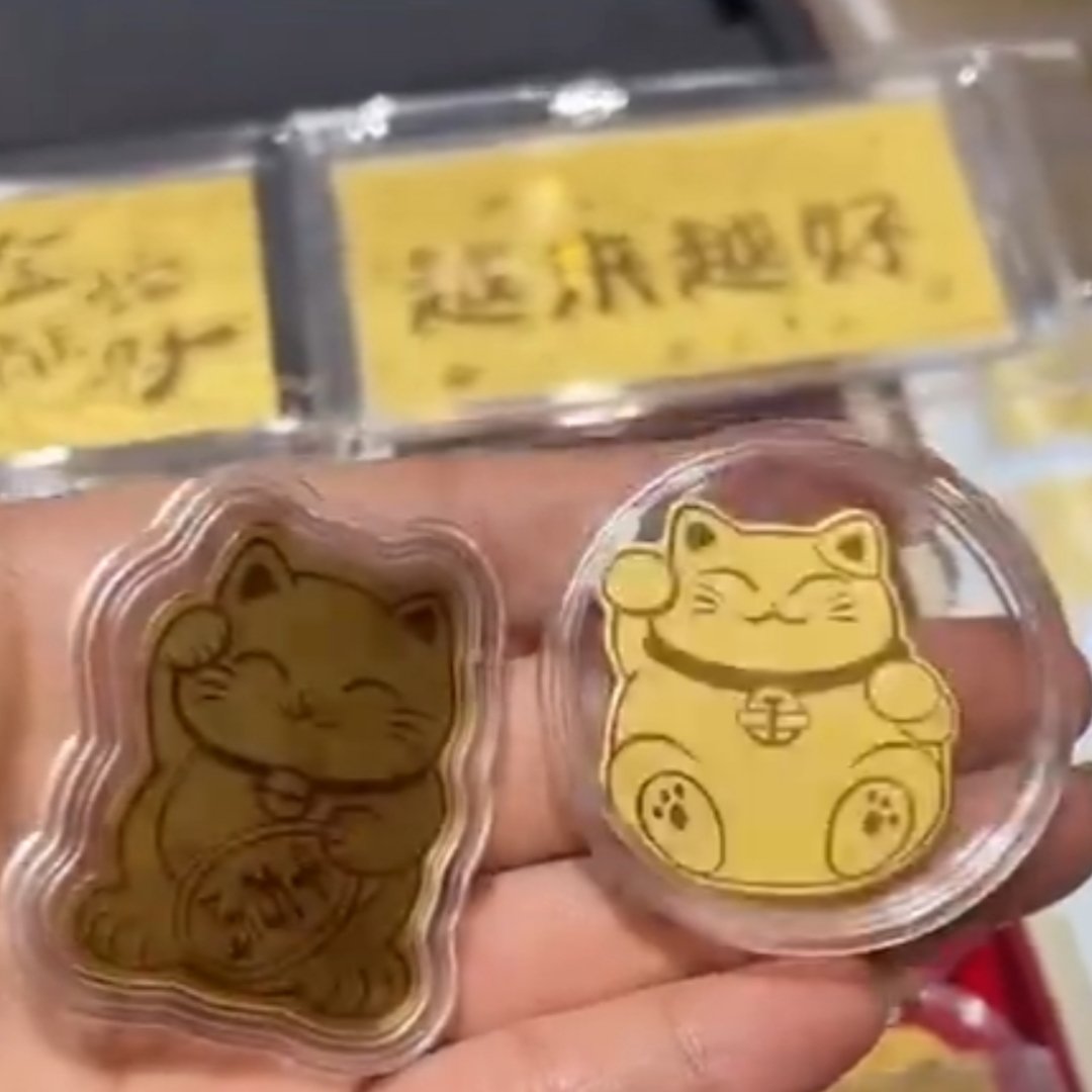 年轻人开始流行将黄金贴在手机上