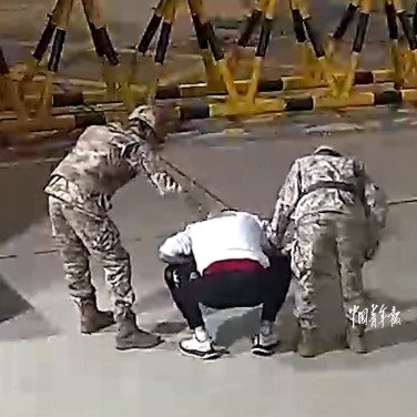男子口香糖卡喉执勤哨兵海姆立克15秒脱险