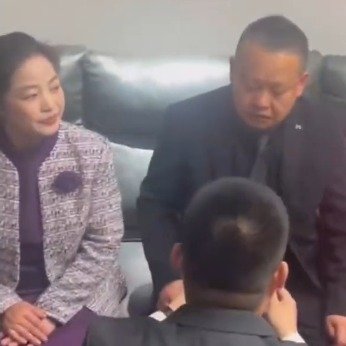 客气岳父爆笑回应新郎敬改口茶