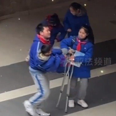 男孩腿脚不便俩同学追上前护送