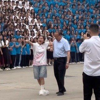 脚受伤女生拉校长合影被暖心搀扶