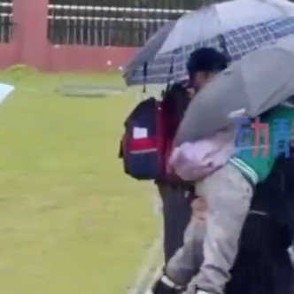 老师变成船抱孩子们进教室