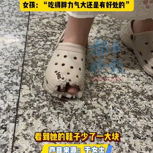 8岁女孩穿洞洞鞋被扶梯夹拽断鞋脱险