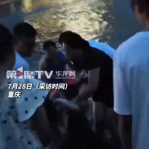 重庆退伍老兵激流中勇救落水母子