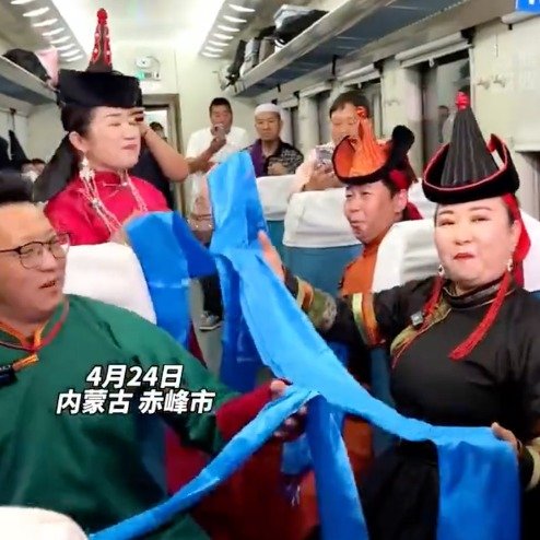 游客分享偶然搭乘的草原专列连连赞叹