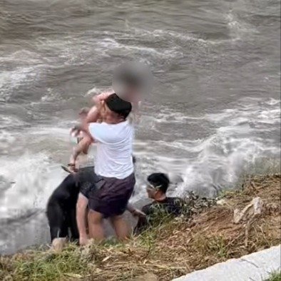 安徽辅警浙江连救4名落水者
