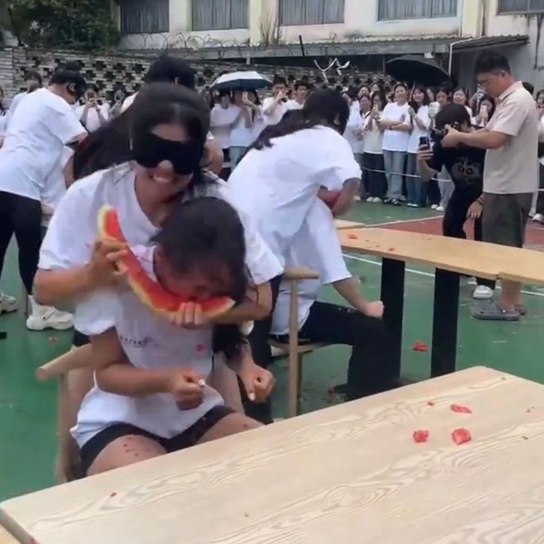 蒙眼喂西瓜喂到同学怀疑人生