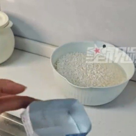 女子巧用牛奶盒变油烟机接油盒
