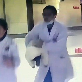 护士臂搂窒息女童一路穿人狂奔救命