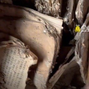 女子老宅找到姥姥民国时期书籍