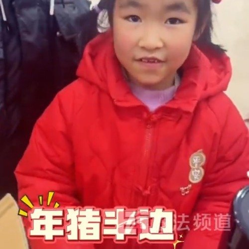 小女孩超市抽中年猪妈妈笑得合不拢嘴