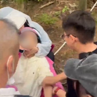 女子突发晕厥14岁少年挺身而出