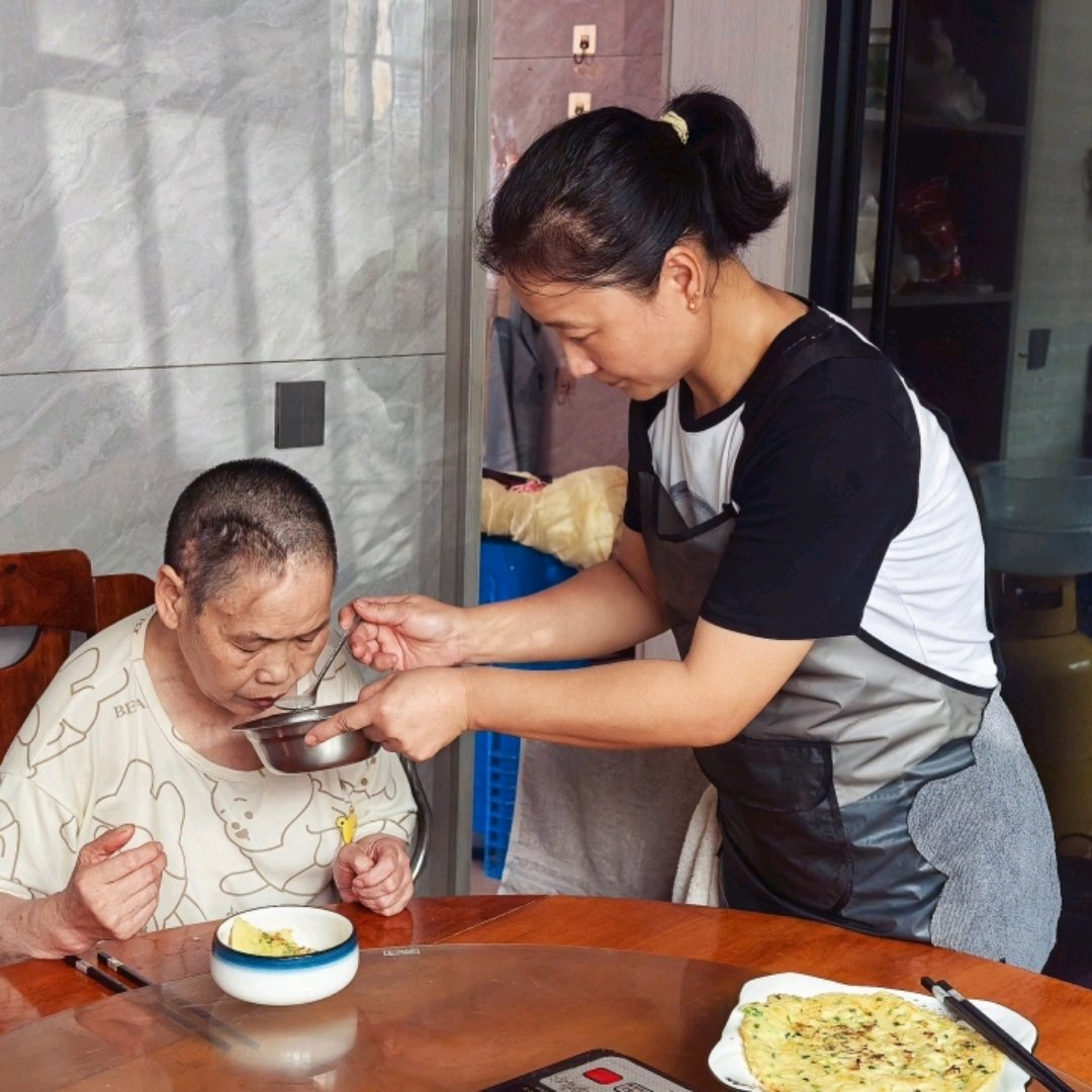 浙江85后儿媳带婆婆上班诠释中国式孝道