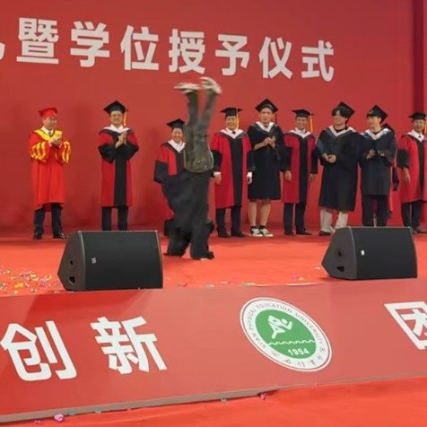西安高校毕业典礼上演功夫大秀