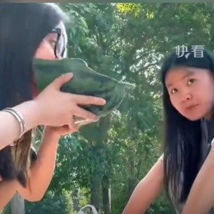 大学生买西瓜半路摔破后原地开吃
