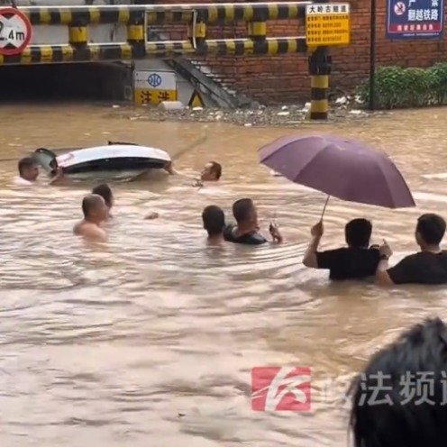 车辆误入桥洞警民合力救援