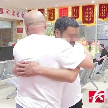 兄弟俩这个拥抱哥哥等了8年