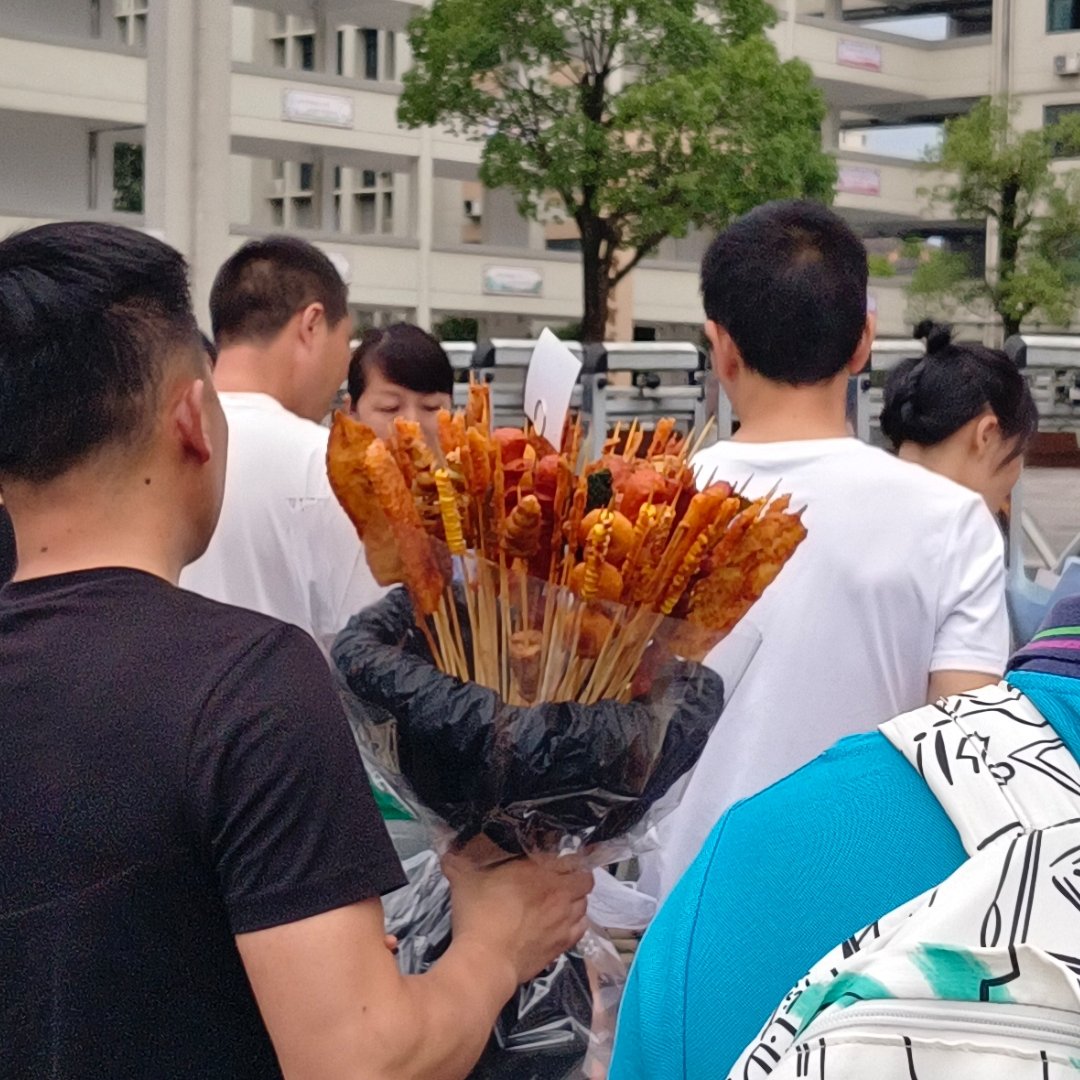 爸爸捧烤串花接参加中考的孩子