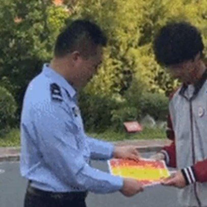 18岁男高中生勇救落水醉汉