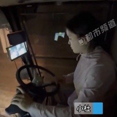 00后女大学生毕业开收割机